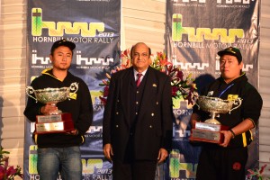 Dr. Raghupati Singhania, Chairman & Managing Director, JK Tyre with the overall champions in the 4-wheeler Amateur category. A WordsWork photo.