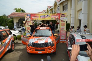 Gill (left) and Musa Sherif take the first victory as INRC began with the Nashik round. Photo by WISA/Pandit