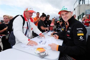 Hulkenberg who willstart on P4 with fans at a Silverstone autograph session. A Sahara Force India image