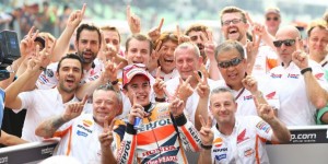 Marquez poses with the team after 12th win of the 2014 season at Sepang on Sunday. A Repsol Honda pic