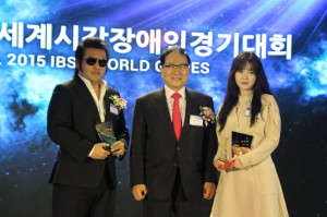 Actor Kim Bo-sung (left) and actress Ku Hye-sun (right) pose with Sohn Byung-doo, president of the Seoul 2015 IBSA World Games organizing committee, after being named goodwill ambassadors for the games in a ceremony at Seoul City Club in Seoul on Tuesday. Image courtesy: Seoul 2015 IBSA World Games Organising Committee)