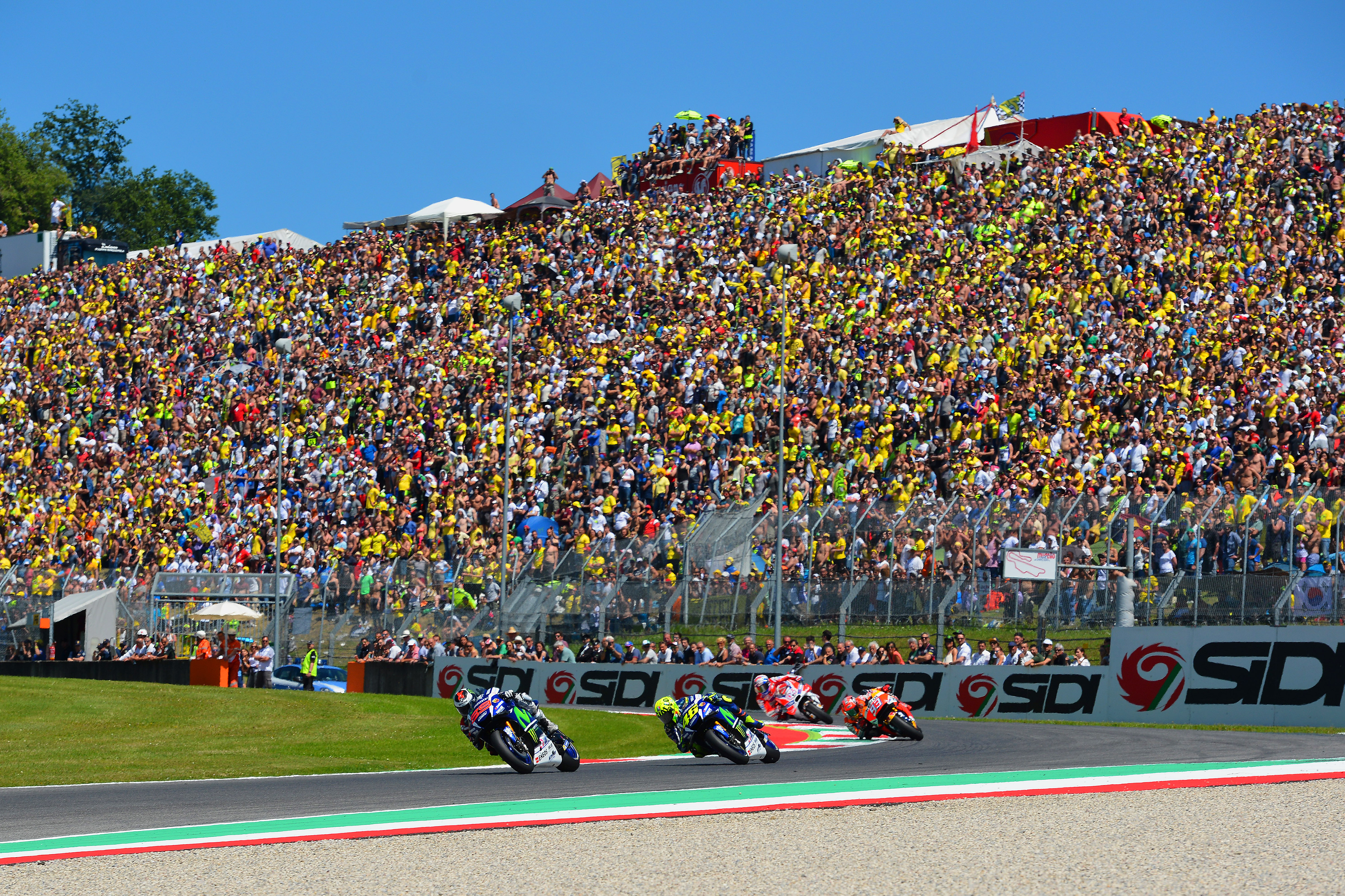 Photo of Lorenzo races to a stunning on-the-line victory to edge out Marquez in Mugello
