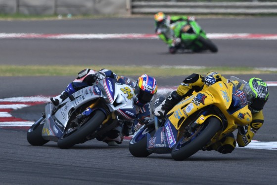 Anthony West (No.13) leads Decha Kraisart on way to winning the SuperSport 600cc race (Oct 02) on Sunday at BIC. An MMSC image