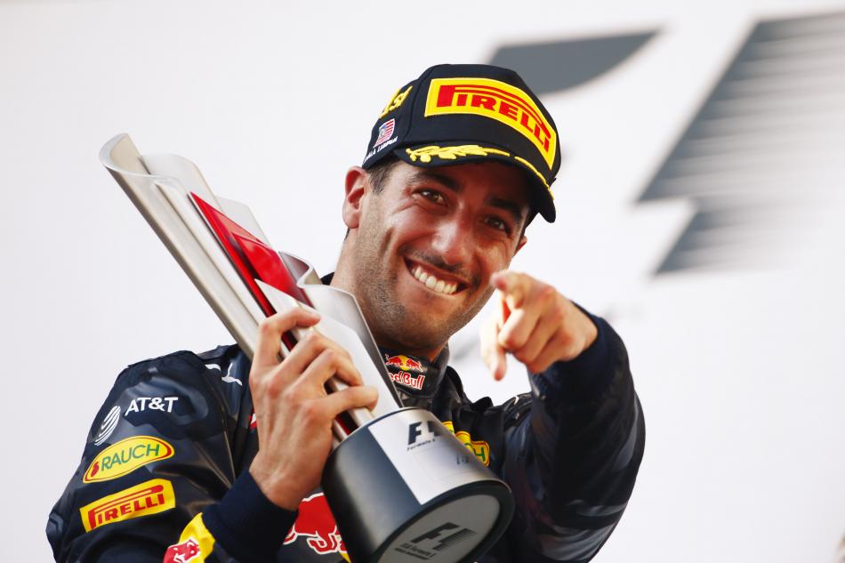 Photo of Ricciardo wins after Hamilton engine blows-up