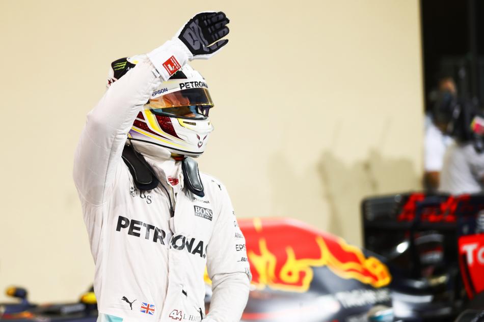 Photo of Hamilton takes pole ahead of Rosberg