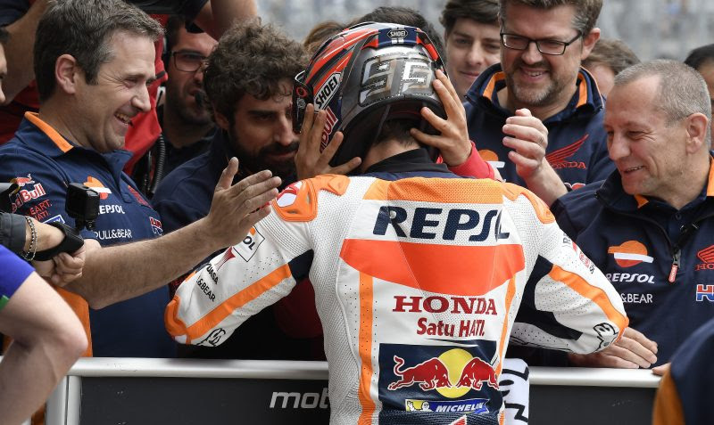 Photo of Marquez takes pole; Vinales P2 with Rossi in P3