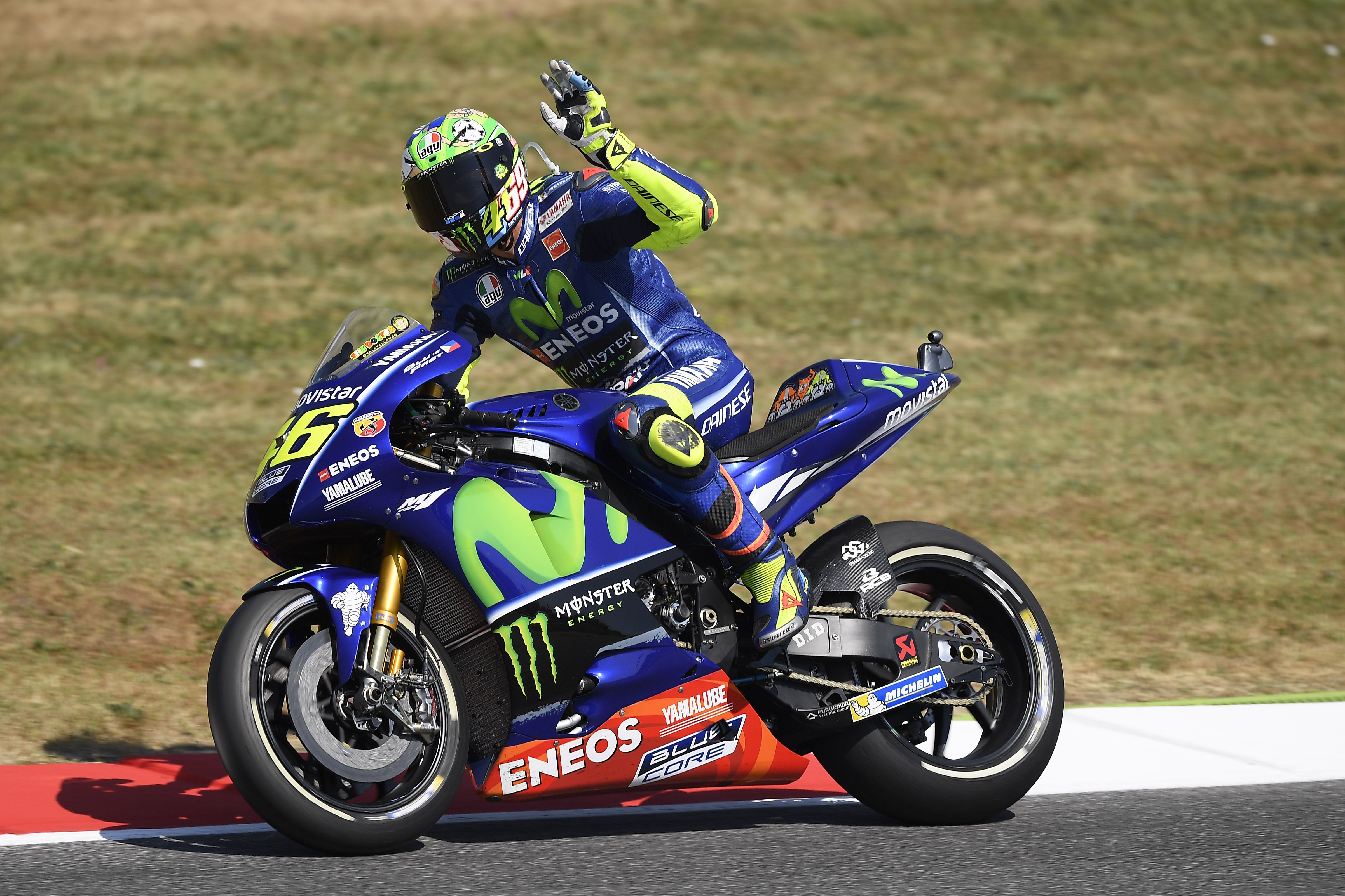 Photo of Vanales takes pole ahead of Rossi for Yamaha 1-2