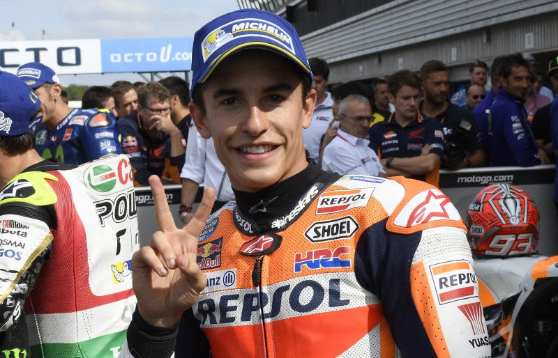 Photo of Marquez takes pole with fastest lap ever at Silverstone; Rossi P2