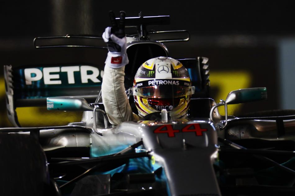 Photo of Hamilton wins for 28-point lead; Disaster for Vettel, Ferrari: Singapore GP