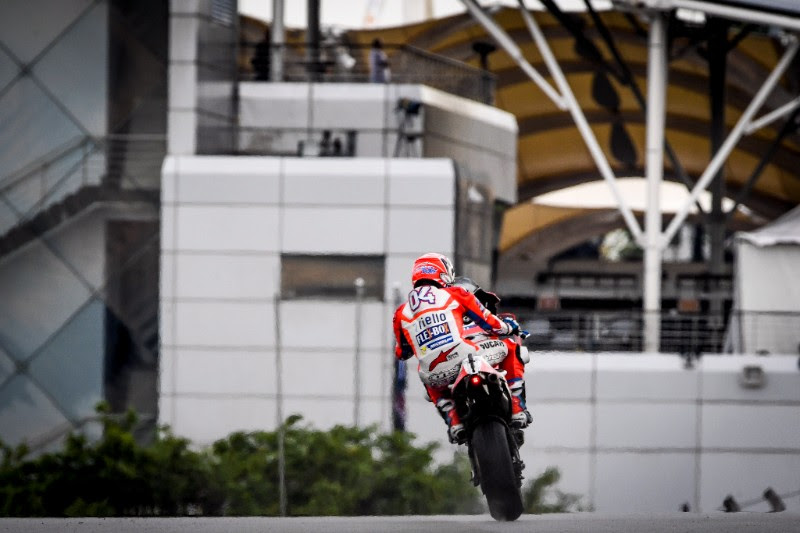 Photo of Andrea Dovizioso, the MotoGP title challenger, tops timesheets in Sepang wet&dry