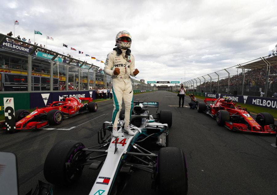 Photo of Hamilton powers to Melbourne pole ahead of Ferraris as Bottas crashes out