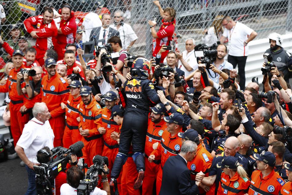 Photo of Daniel Ricciardo takes a lights-to-flag Monaco victory despite engine issues