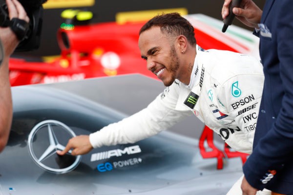 Photo of Mercedes-AMG Petronas Motorsport extends Lewis Hamilton’s contract by 2 years
