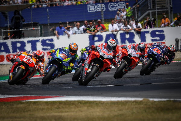 Photo of Marquez wins a true clash of the titans at the ‘Cathedral’; tightest ever top-15 finish in MotoGP