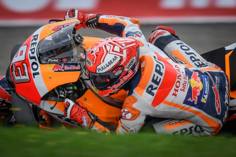 Photo of Marc Marquez holds off the Ducatis to take pole by just 0.002; Dovi P2: MotoGP