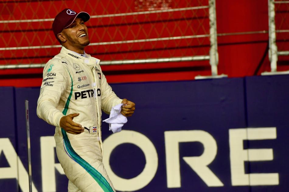 Photo of Hamilton takes pole with a blistering lap: Singapore GP