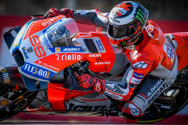Photo of Lorenzo takes pole; Dovizioso makes it a Ducati 1-2; Marquez pushed to P3
