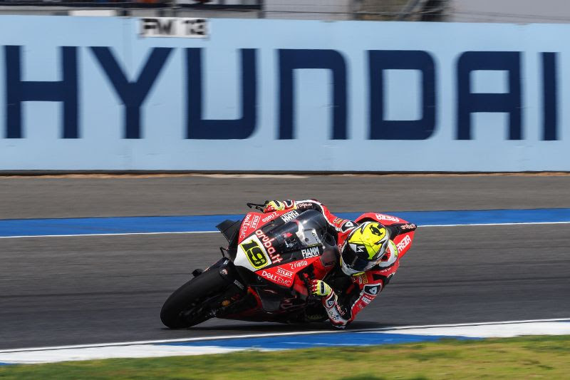 Photo of Alvaro Bautista leads the charge on Day 1 in Thailand