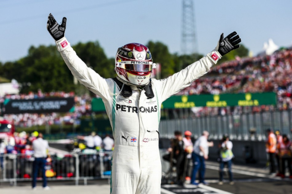 Photo of Lewis Hamilton wins 7th Hungarian GP pipping Max Verstappen in a thrilling strategic battle