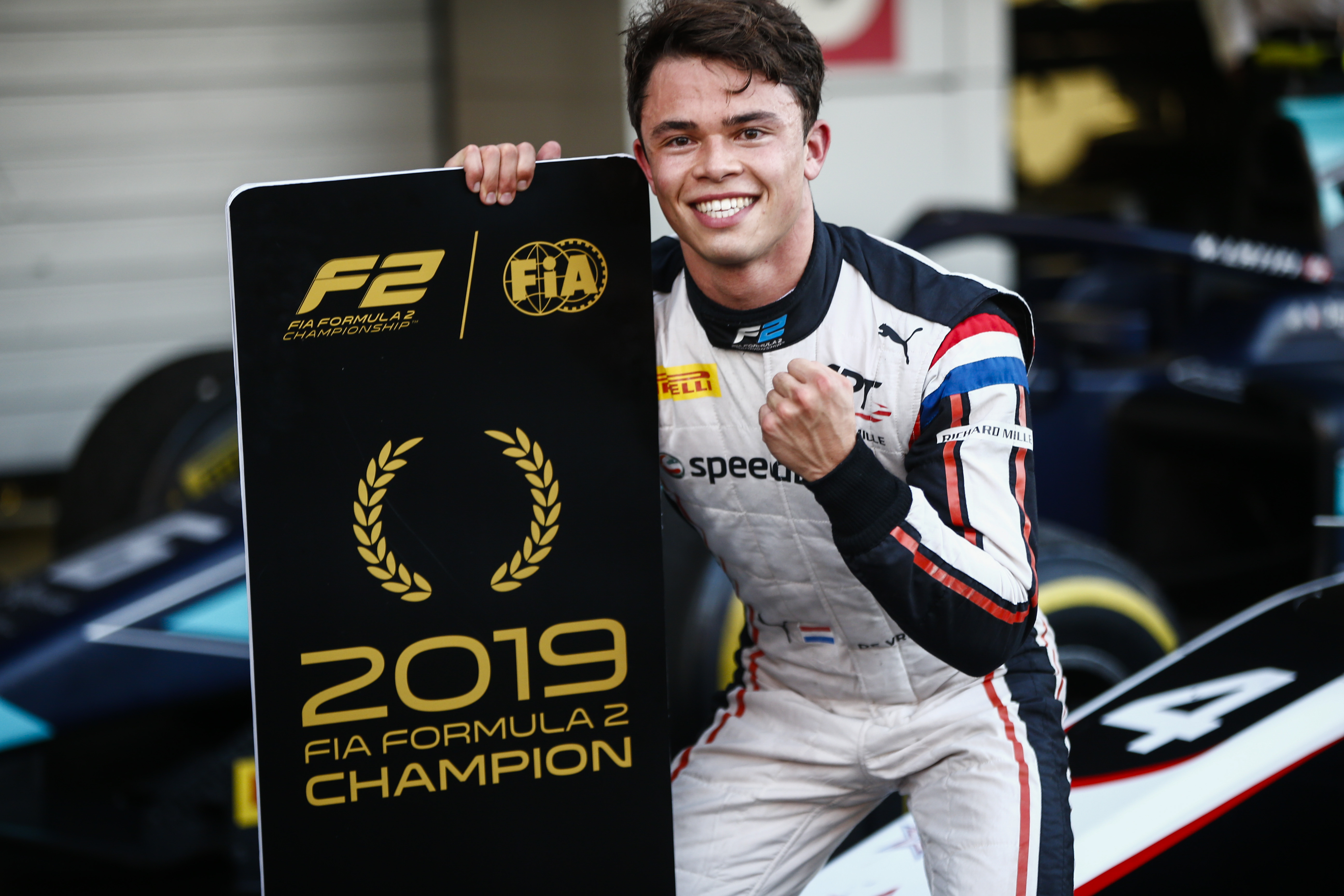 Photo of De Vries storms to Championship title with Sochi Feature Race victory: FIA F2
