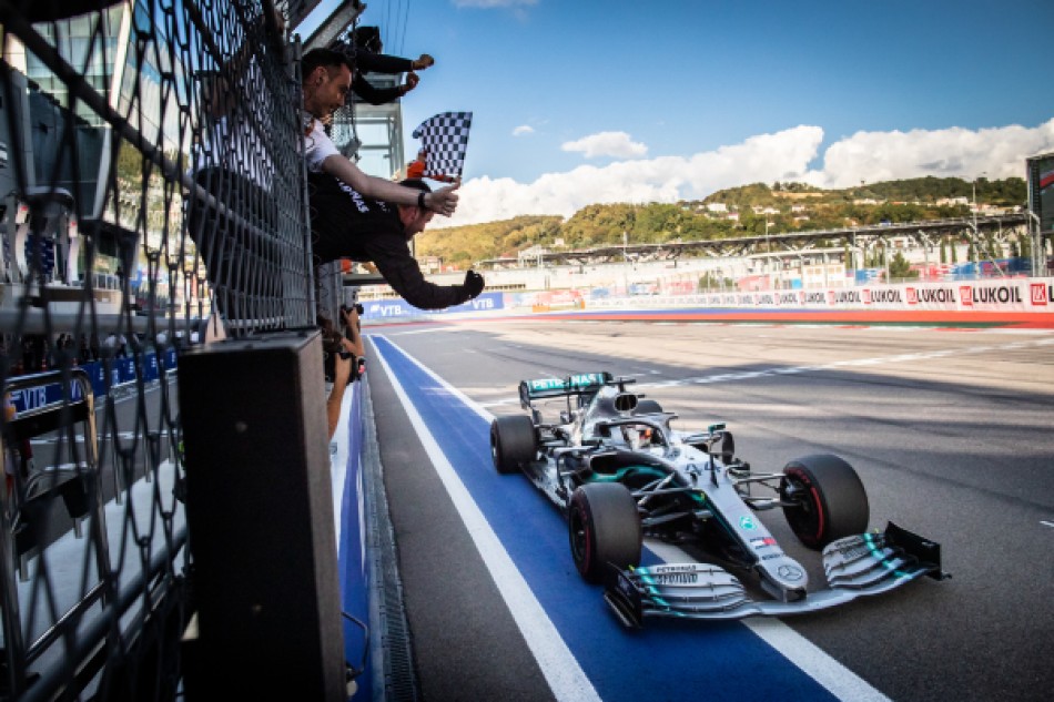 Photo of Hamilton heads Mercedes one-two at Sochi