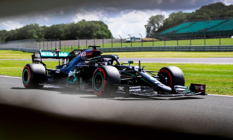 Photo of Mercedes’ Hamilton sets blistering pace to take British GP pole
