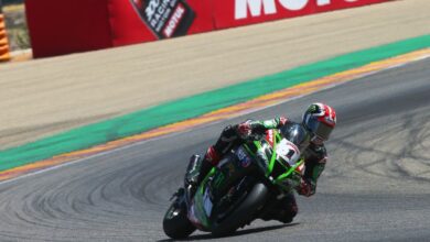 Photo of Rea resists Davies pressure for Aragon Race 2 victory