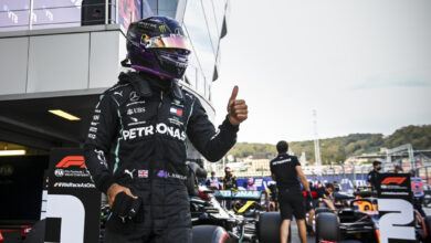 Photo of Hamilton takes pole as Verstappen splits the Mercedes