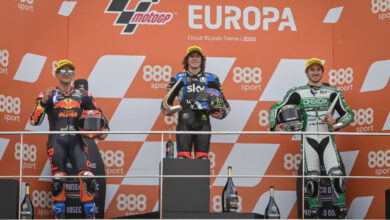Photo of Bezzecchi wins, Lowes crashes as Moto2 takes another twist in Valencia