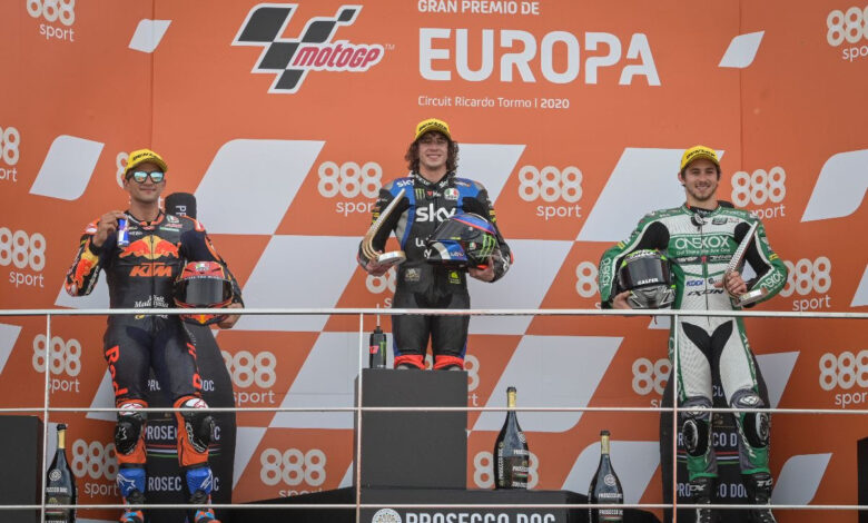 Photo of Bezzecchi wins, Lowes crashes as Moto2 takes another twist in Valencia