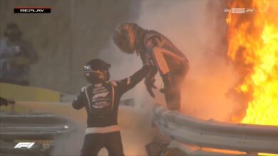 Photo of Romain Grosjean jumps out of the huge ball of fire, survives a dangerous crash