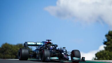Photo of Lewis Hamilton tops timesheets in FP2