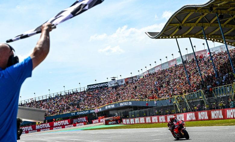 Photo of Bagnaia takes sublime Sprint win to close in on Martin